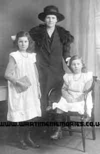 Alice with their 2 daughters, Lilly and Dorothy.